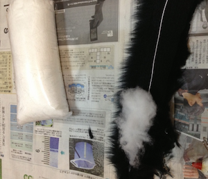 猫のしっぽに綿を入れる