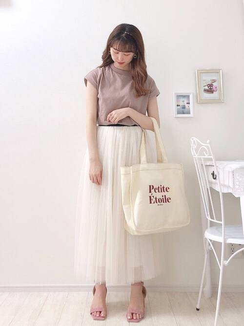 ピンクTシャツ×白のプリーツスカート×ピンクのサンダル