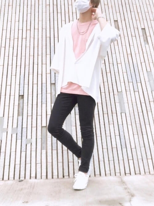 ピンクTシャツ×白のシャツ×黒のスキニーパンツ×白のスニーカー