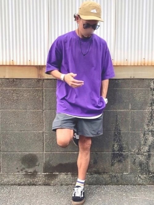 紫Tシャツ×キャップ×スニーカー