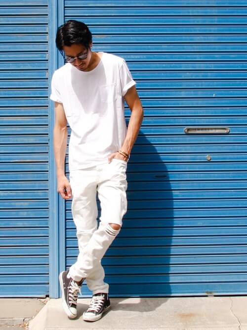 白Tシャツ×スニーカー×サングラス