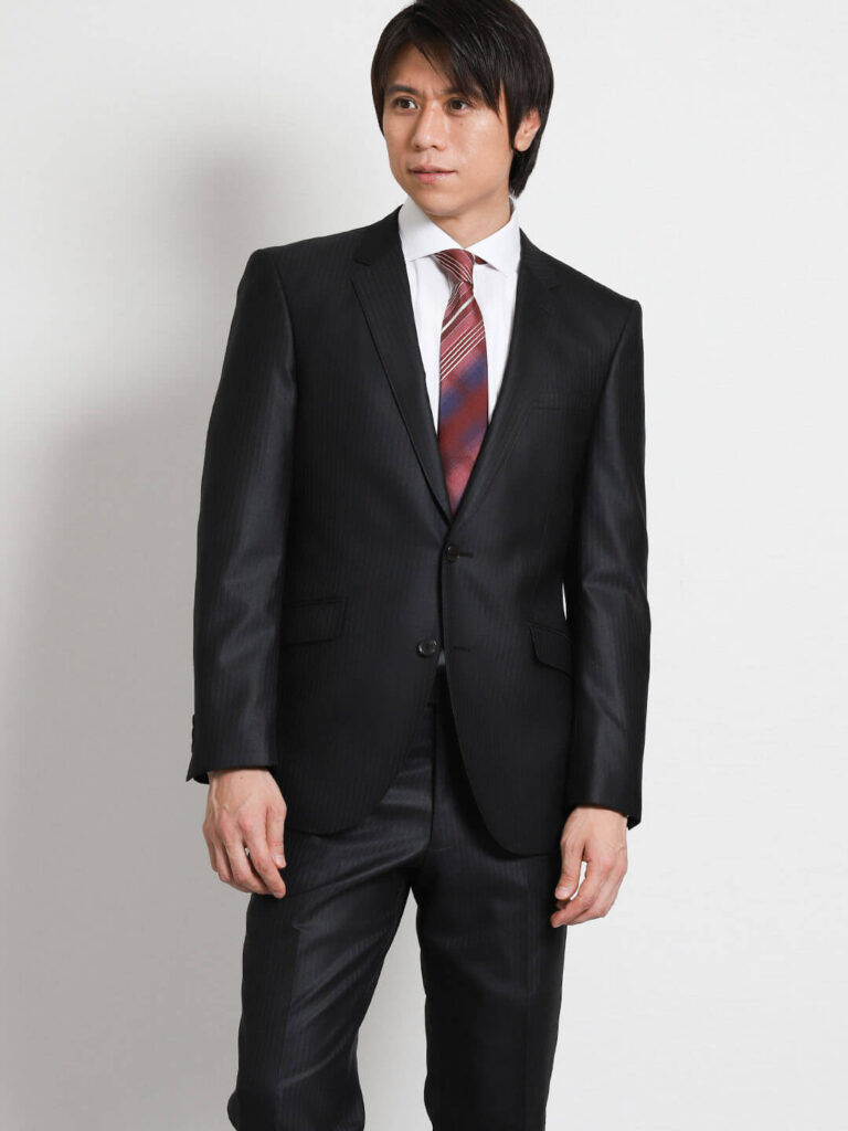 黒スーツ×赤ストライプネクタイ