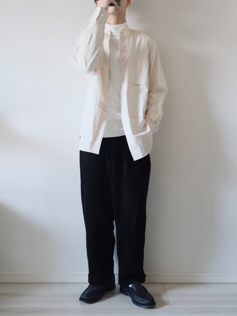 ロングシャツ×白のタートルネックT×黒のワイドコーデュロイパンツ×ローファー