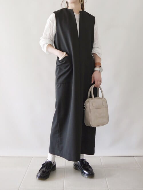 ジャンパースカート×白のカットソー×黒のローファー×ベージュのバッグ