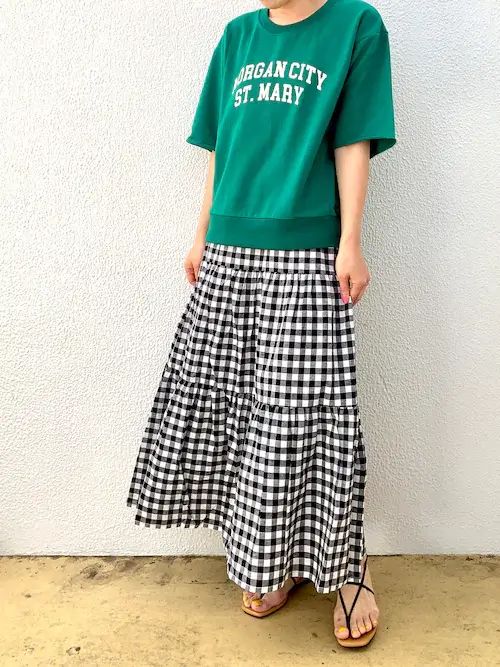 サンダル×グリーンのスウェットTシャツ×ギンガムチェック柄スカート
