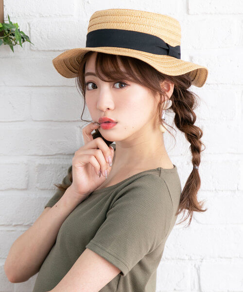カンカン帽子×ミディアムの髪型：前髪出し＋三つ編みツインテール