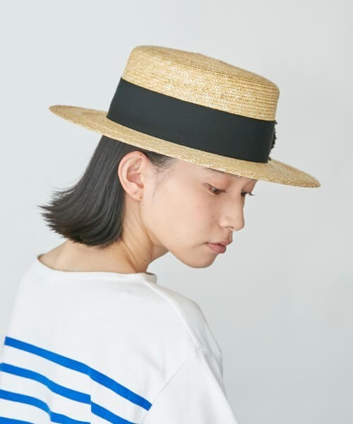 カンカン帽子×ショートの髪型：ストレート＋耳にかける