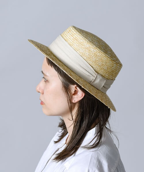 カンカン帽子×ミディアムの髪型：デコ出し後ろ流し