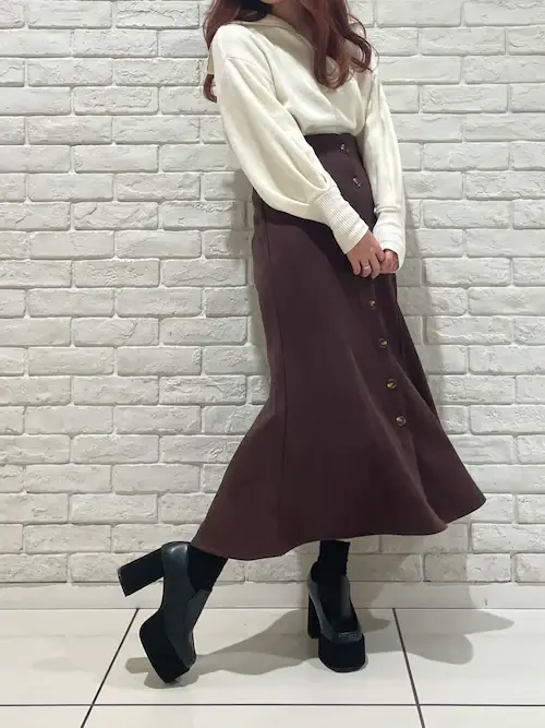冬の合コンで男性にモテる30代女性の服装：スウェードスカート