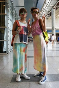 ロングスカート×Tシャツ×スニーカー
