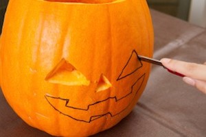 ナイフで下書き部分切り取る