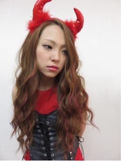ハロウィンのロングの髪型で小悪魔用ヘアアレンジ