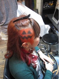 ハロウィンのロングの髪型でかぼちゃのヘアアレンジ