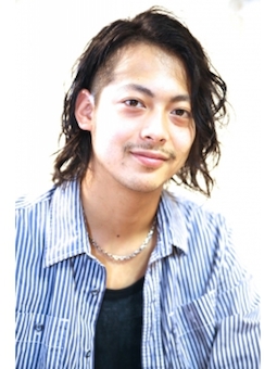 ツーブロックでメンズミディアムヘアスタイル２