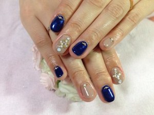 ネイビーとベージュのネイルの組み合わせ１