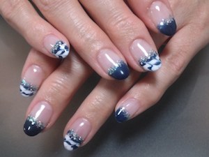 ネイビーのフレンチネイル