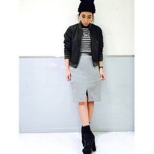 ロンT×ジャケット×スカート×靴下×ブーティ×ニット帽