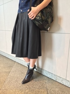 ロンT×ジャケット×スカート×靴下×ブーティ×ニット帽1