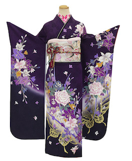 江戸紫色に花柄が入った成人式の振袖画像