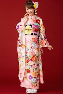 淡いピンクの振袖にカラフルな花柄を加えた成人式の振袖画像