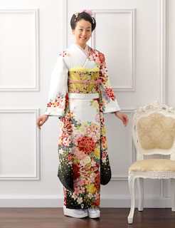 白の振袖に赤の花柄を加えた成人式の振袖画像