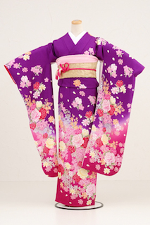 紫の振袖にピンクの花柄を合わせた成人式の振袖画像