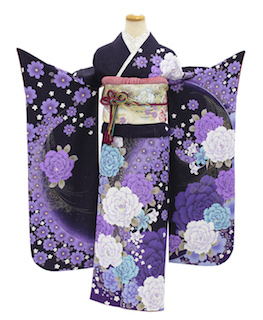 紫の花柄が入った成人式の振袖画像