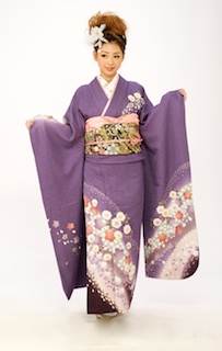 紫色の振袖にサーモンピンクの花柄を加えた成人式の振袖画像
