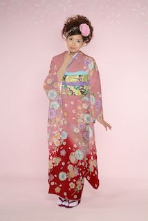 落ち着いたピンクの振袖に赤の挿し色を加えた成人式の振袖画像