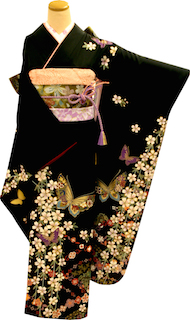 黒の振袖とアイボリーの花柄が入った成人式の振袖画像