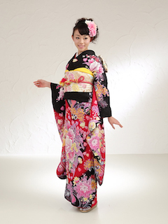 黒の振袖とピンクの花柄が入った成人式の振袖画像
