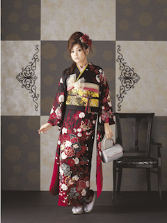 黒の振袖と赤紫の花柄が入った成人式の振袖画像