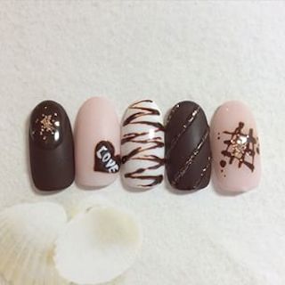 マットカラー×バレンタインネイル