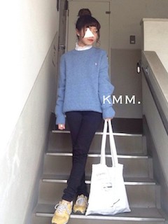 白のブラウス×セーター×パンツ×スニーカーー