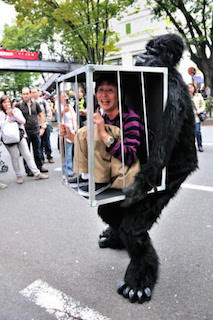 ゴリラに捕まる人間のおもしろいハロウィンで人気の仮装