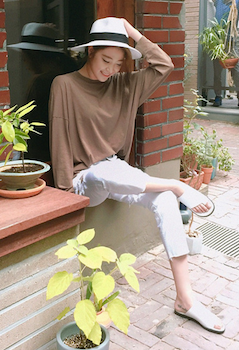 ロンT×スキニーパンツ×サンダル