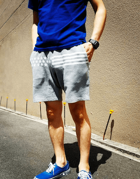 パイル地のショートパンツ×ブルーのTシャツ×スニーカー