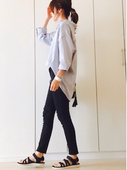 シャツ×黒のスキニーパンツ×サンダル