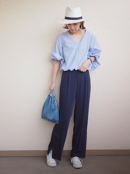 青のシャツ×ネイビーのワイドパンツ×スニーカー