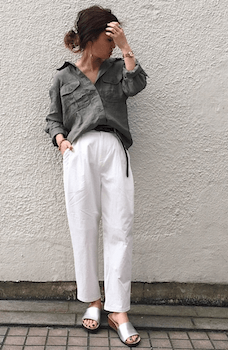 カーキのシャツ×白のパンツ×サンダル