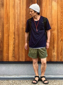 カーキ色のショートパンツ×Tシャツ×サンダル