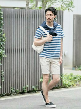 ベージュのショートパンツ×ボーダーのTシャツ×スリッポン