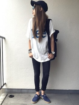 スリッポン×ビッグＴシャツ×ストレッチパンツ×キャップ