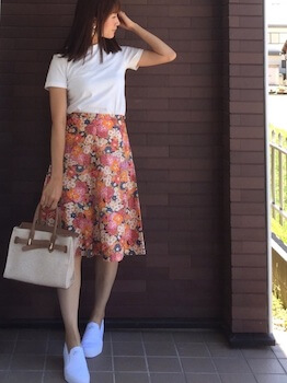 スリッポン×白Ｔシャツ×花柄スカート