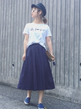 スリッポン×ロゴＴシャツ×プリーツスカート