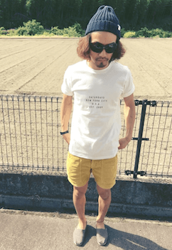 エスパドリーユ×白Tシャツ×黄色ハーフパンツ