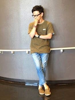 エスパドリーユ×カーキTシャツ×ダメージデニム