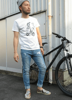 エスパドリーユ×柄Tシャツ×ダメージデニム