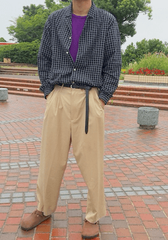 パジャマシャツ×タック入りパンツ×サンダルのメンズファッション