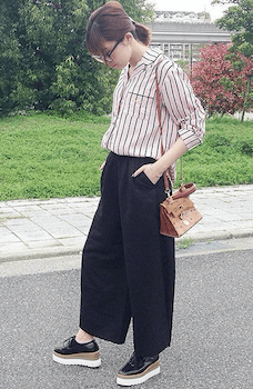 パジャマシャツ×ワイドパンツ×厚底スニーカーのレディースファッション